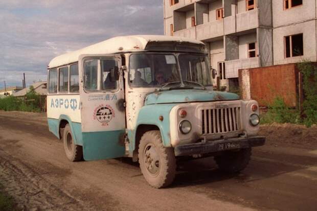 Ну а это раритет из ПГТ Черский. На двери в общем-то вся основная инфа. аэродром, аэропорт, спецтехника, техника