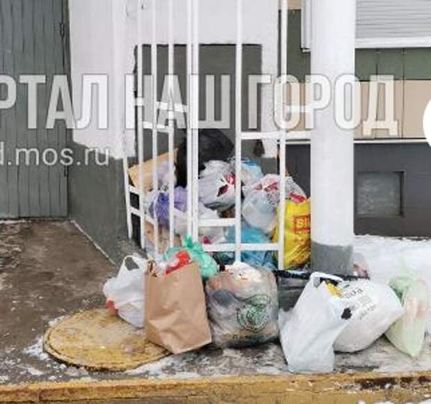 У дома на улице Маршала Тухачевского появилась стихийная свалка