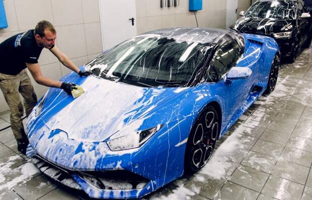 Идеально вымыть автомобиль несложно, достаточно узнать ряд правил. | Фото: vipservicensk.ru.