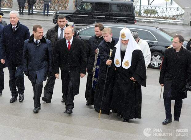 Владимир Путин, Дмитрий Медведев и патриарх Кирилл на церемонии открытия памятника князю Владимиру