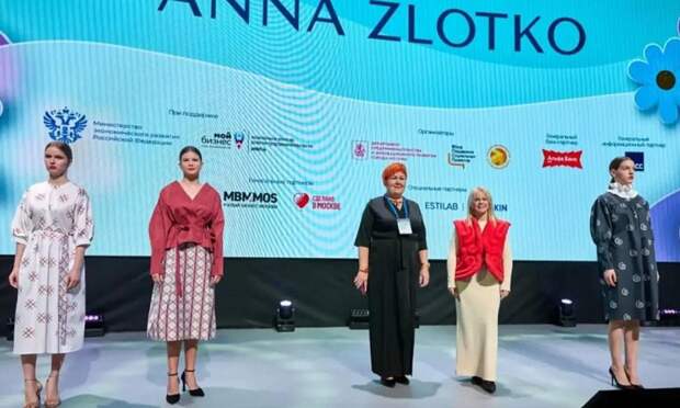 Архангельские мастерицы представили в Москве коллекцию одежды с мезенской росписью