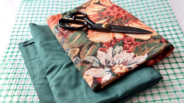 Достала из сарая садовую сетку и разрезала старые простыни. Покажу, какую красоту из этого добра можно смастерить