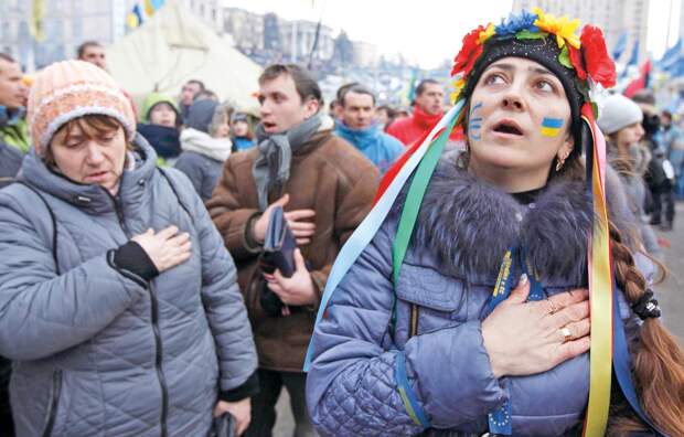 Поющую в Киеве гимн России девушку избили разъяренные украинцы