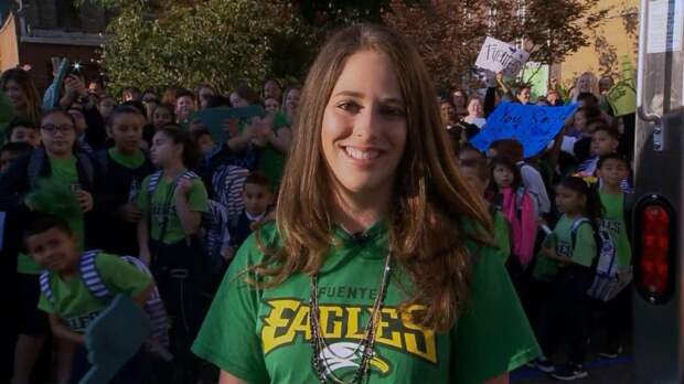 Учительница познакомилась с мужчиной в самолете и рассказала ему о бедных учениках в своей школе. Тогда незнакомец решил сделать ей щедрый подарок