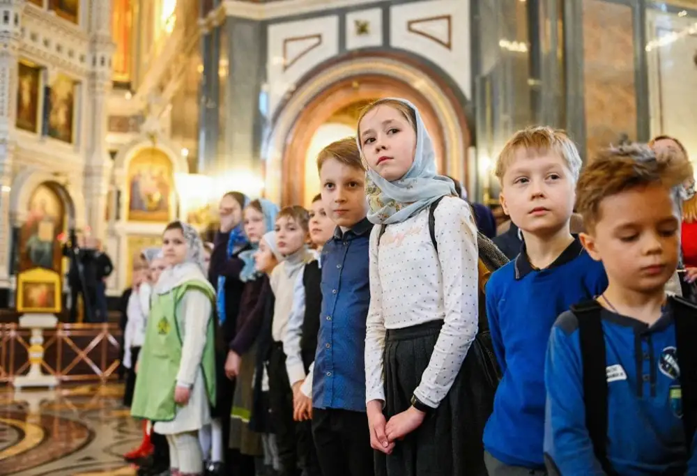 Храм детей игра. Дети в храме. Дети на богослужении. Дети на службе в храме. Малыши в храме.