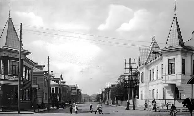 А так дом выглядел в ХХ веке (справа). Источник — «Старый Архангельск»