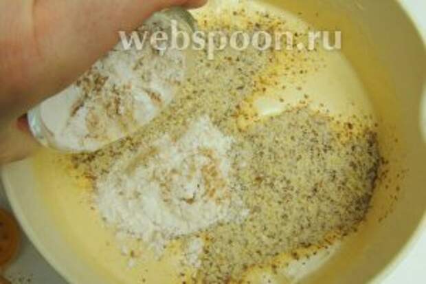 И сверху высыпаем муку, смешанную с корицей.