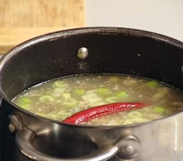 в суп обязательно добавляем острый перец