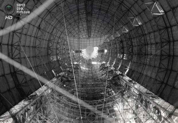 1933 год. Вид на американский дирижабль изнутри до установки газовых ячеек. (National Archives)