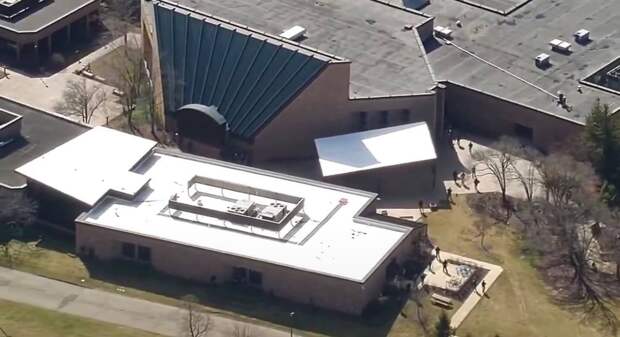 Автомобиль врезался в синагогу «Темпл Израиль» в Вест-Блумфилде, Мичиган. После столкновения на месте прозвучали несколько выстрелов. Стре...