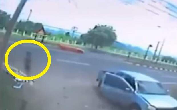 В Тайланде на камеру попала душа, покинувшая тело разбившегося мотоциклиста