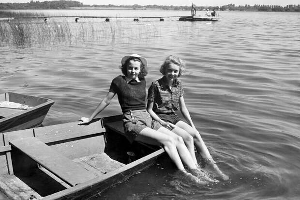Девушки отдыхают на озере Вайнона в летнем лагере YMCA в Индиане, 1940 г. Девушки отдыхают на озере Вайнона в летнем лагере YMCA в Индиане, 1940 г. детский лагерь, жизнь в сша, как это было, лагерь отдыха, летние лагеря, летний отдых, старые снимки, старые фотографии
