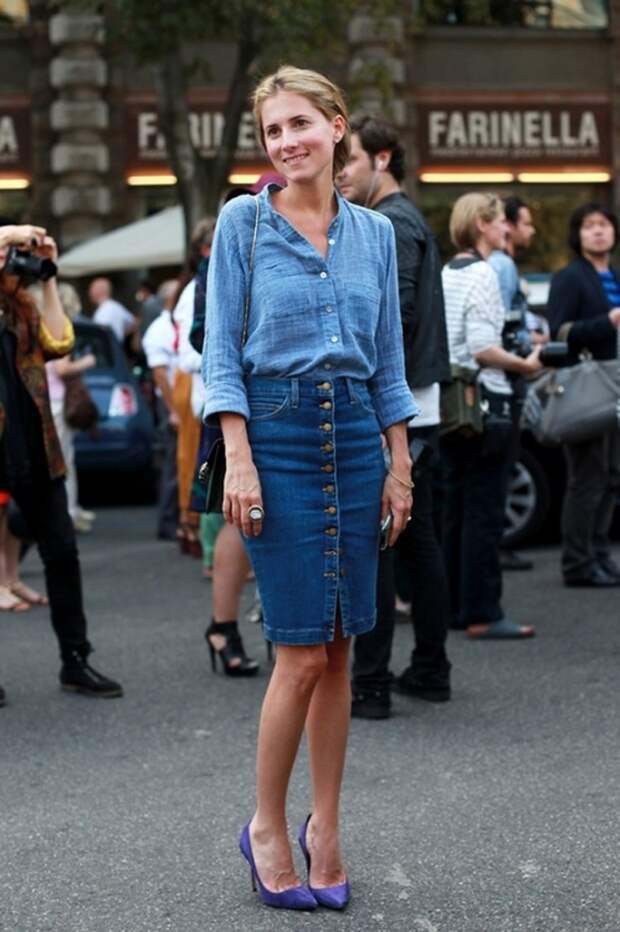 Женщина в синей льняной рубашке и джинсовой юбке на пуговицах