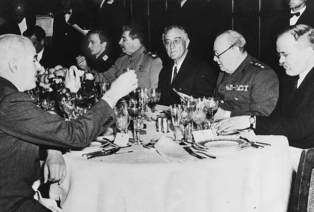 7 декабря 1943 года, Тегеран. Американский президент Франклин Рузвельт, премьер-министр Великобритании Уинстон Черчилль и советский лидер Иосиф Сталин на обеде по случаю 69-летия Черчилля 