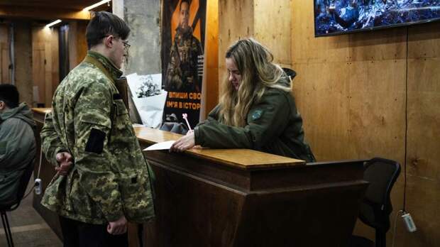 Зеленский продлил военное положение и мобилизацию на Украине