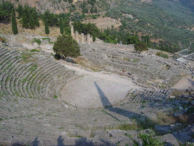 800px-Delphi_amphitheater_from_above_dsc06297 (700x525, 127Kb)