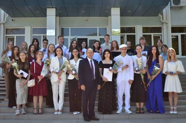 Глава Майкопского района наградил 28 медалистов и высокобалльников ЕГЭ