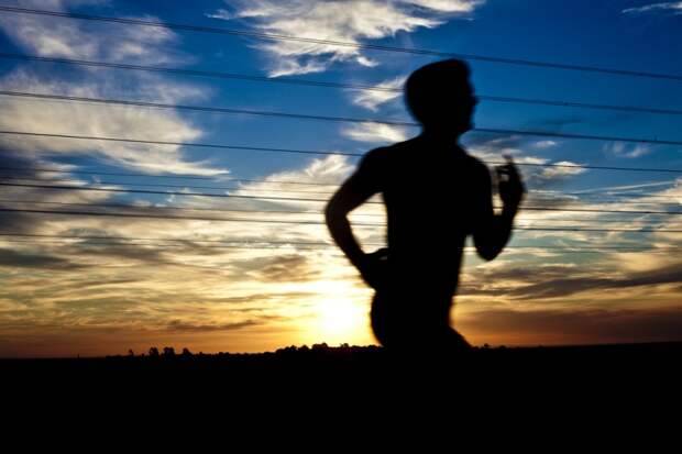 Во время бега Во время пробежки, не забывайте использовать и нос и рот для дыхания. Используя только нос, ваше тело рискует не получить достаточный объем кислорода. Если мышцы не получат достаточно кислорода, далеко вы не убежите.