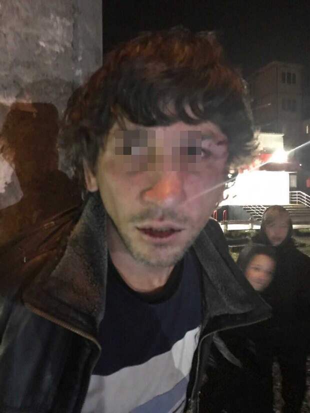 Мужчину нашли местные жители, они считают, что тот причастен к нападению на детей Фото: "КП-Петербург"