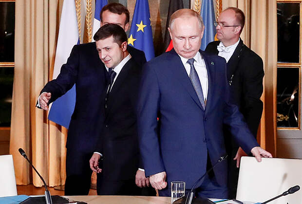 Президент Франции Эммануэль Макрон, президент России Владимир Путин и президент Украины Владимир Зеленский во время саммита по конфликту в Донбассе в Елисейском дворце в Париже, 9 декабря 2019 года