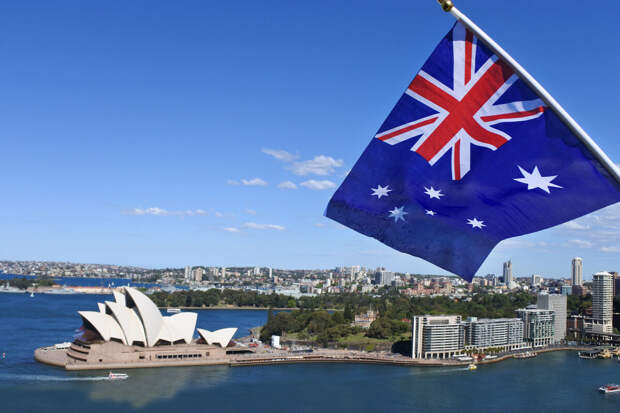 Австралия депортирует гражданина Британии за демонстрацию изображений свастики