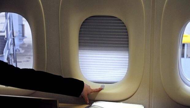 Зачем на самом деле нужно поднимать шторки иллюминаторов в самолёте