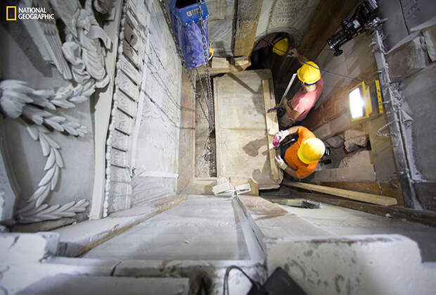 Рабочие вскрывают мраморную плиту, закрывавшую Гроб Господень