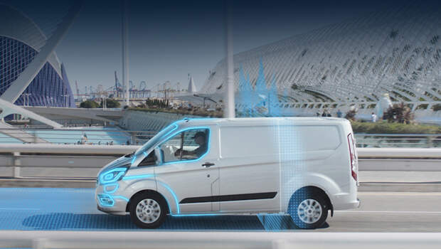 Ford transit custom,Ford transit custom phev,Ford tourneo custom,Ford tourneo custom phev. Проведённый в Лондоне опыт с гибридами Ford, которые находились в эксплуатации у полиции, Addison Lee Group, British Gas и Transport for London, показал, что 75% пути водители передвигались в полностью электрическом режиме.