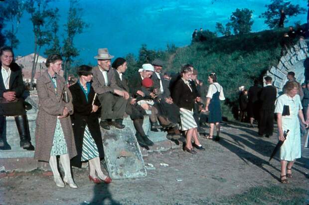 1943 Смоленск. Гуляния в Парке культуры и отдыха