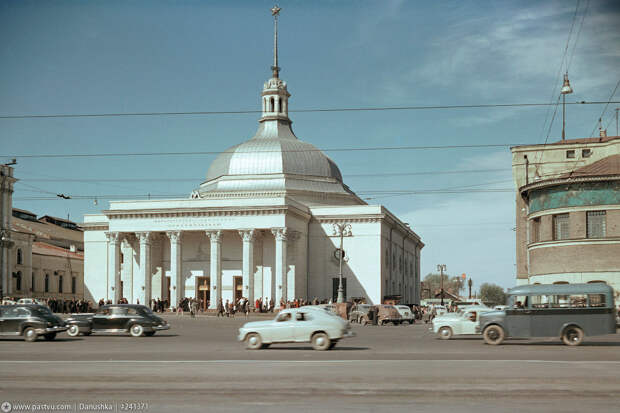 Метро Комсомольская