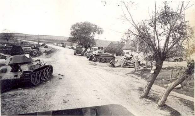 6. Битая техника 6-го мк на окраине м.Зельва.Конец июня 1941 г.;
