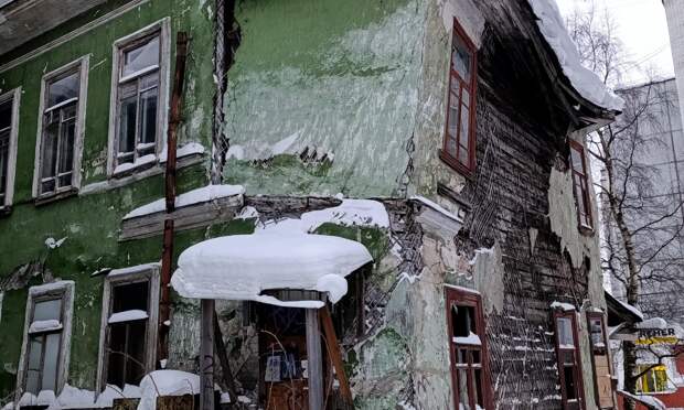 Снег всё сильнее давит пристройку к земле. Окна выбиты, рядом следы
