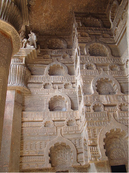 Боковая стенка внутри пещеры Чайтья. Источник https://en.wikipedia.org/wiki/File:Bedsa_Caves3.JPG