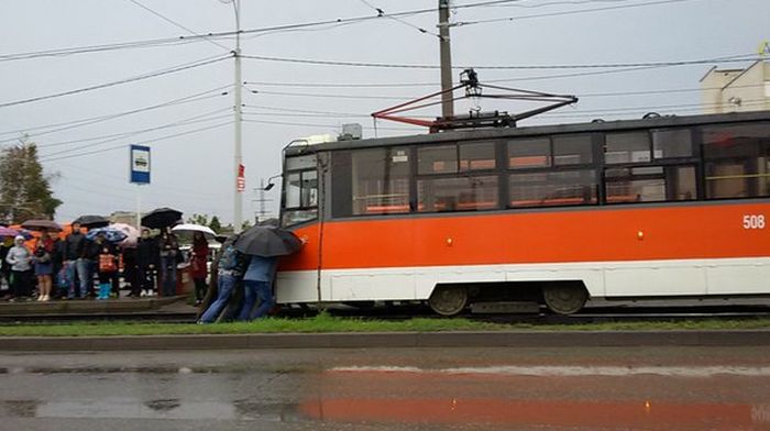 В Краснодаре пассажиры оттолкали сломавшийся трамвай в тупик (2 фото)
