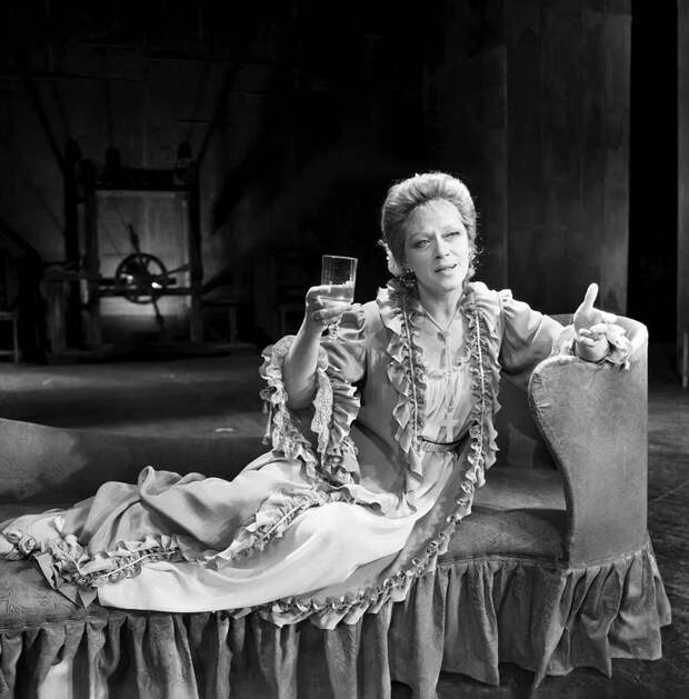 Алиса Фрейндлих на сцене Большого драматического театра имени Г. А. Товстоногова