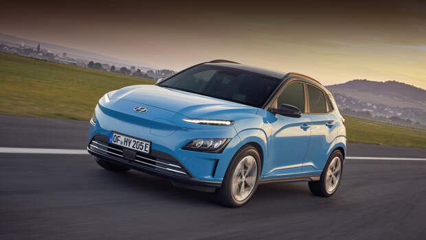 Hyundai kona electric,Hyundai veloster n etcr. Тут показана электрическая Kona после рестайлинга, проведённого для всех версий минувшей осенью. Есть две модификации: мощностью 136 сил (395 Н•м) с батареей 39,2 кВт•ч и запасом хода 305 км (WLTP) и 204 л.с., 64 кВт•ч, 484 км.