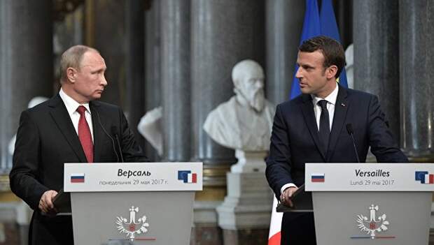 Президент РФ Владимир Путин и президент Франции Эммануэль Макрон во время совместной пресс-конференции по итогам российско-французских переговоров в Версальском дворце