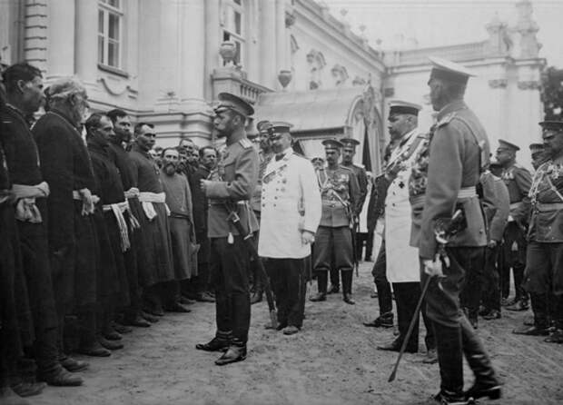 Николай II приветствует черносотенцев