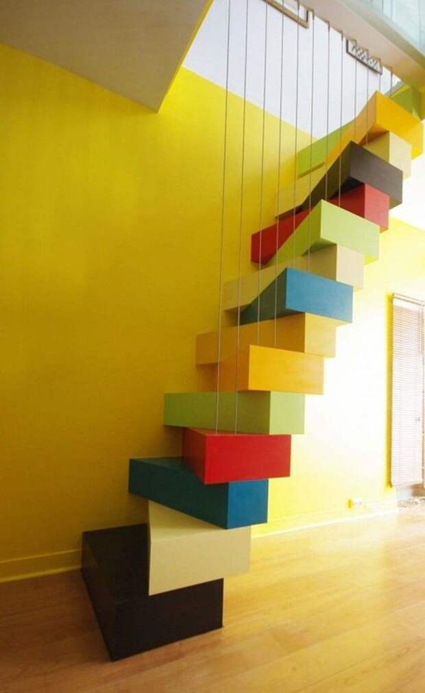 Декорируем лестницу: несколько свежих идей для оформления ступеней и подступеней