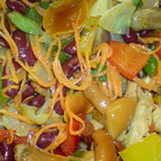 Салат с грибами,фасолью и обжаренными овощами