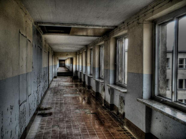 Заброшенные коридоры отеля «Прора».