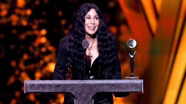 Шер подогрела слухи о помолвке на свадьбе собственного сына