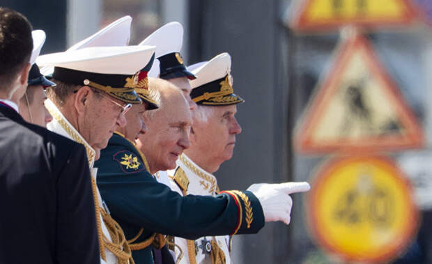 Владимир Путин и Сергей Шойгу на параде в честь Дня ВМФ, Санкт-Петербург