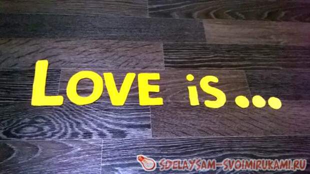 Декоративная подушка Love is