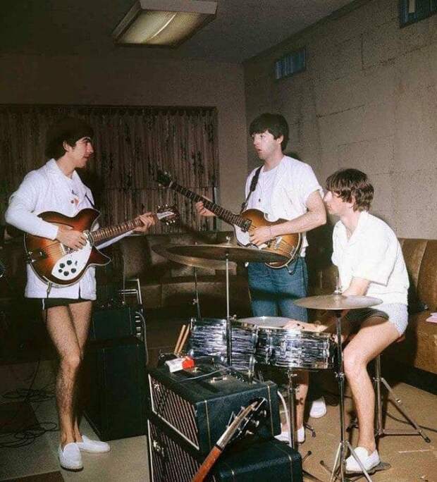 Репетиция The Beatles в номере одного из отелей Майами, 1964 год.