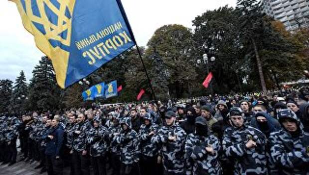 Радикалы из Национального корпуса у здания парламента Украины в Киеве. 5 октября 2017
