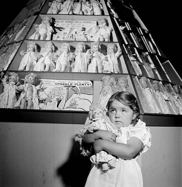 Девочка и куклы, 1947 life, Стэнли Кубрик, звезды, знаменитости, режиссеры, фотограф, фотографии, юность гения