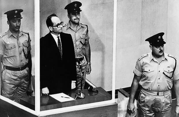 Похищенный Моссадом А. Эйхман во время суда.