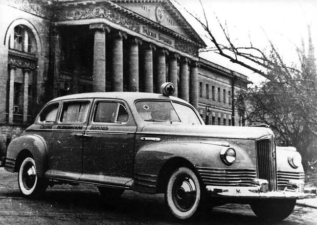 Фото 1950-х. Автомобиль скорой помощи ЗиС-110А у 1-й Градской больницы скорая, скорая помощь. ретро фото