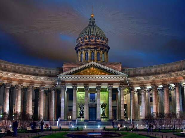 Кому посвящены символы и памятники Казанского собора в Санкт-Петербурге